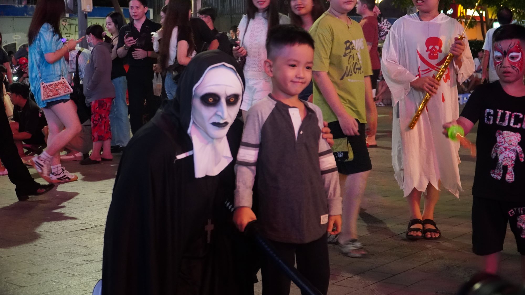 Muôn kiểu hóa trang chơi Halloween của giới trẻ giữa trung tâm TP.HCM - Ảnh 1.