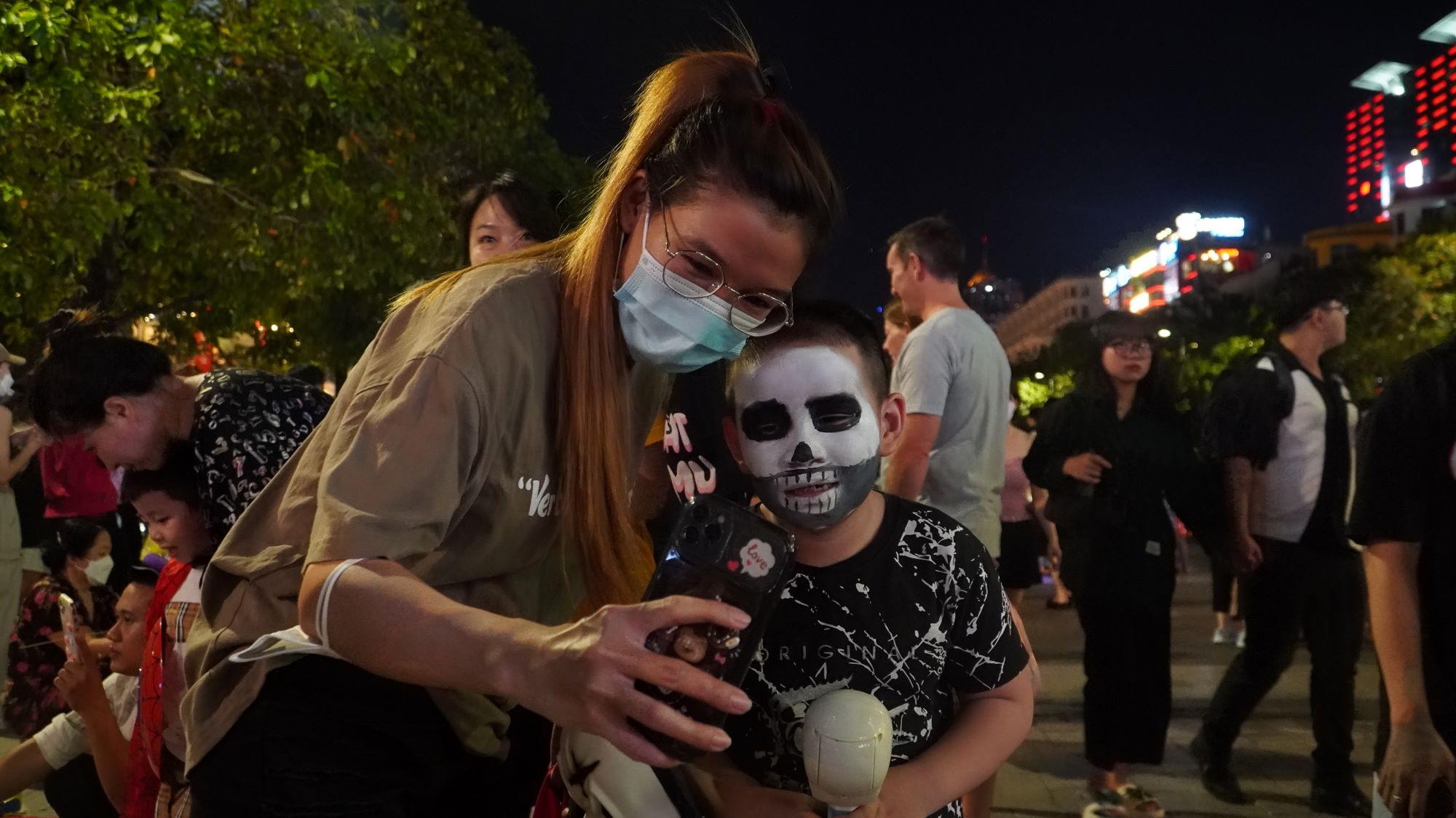 Muôn kiểu hóa trang chơi Halloween của giới trẻ giữa trung tâm TP.HCM - Ảnh 4.