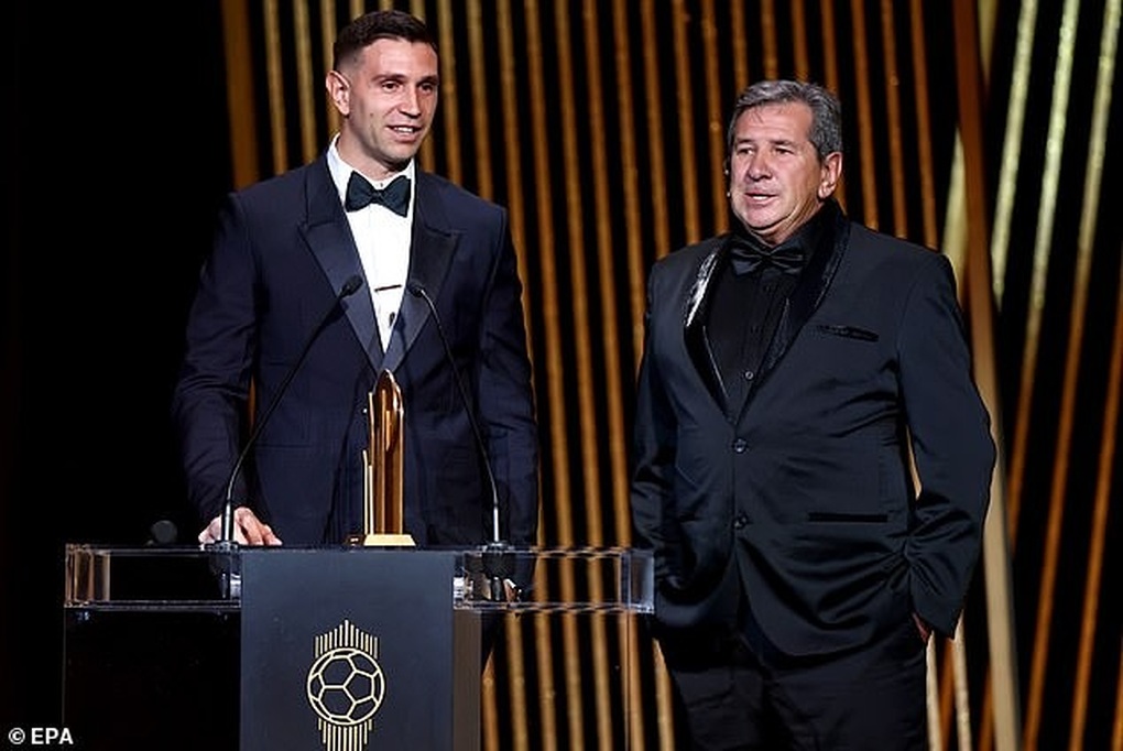 CĐV Pháp phản ứng &quot;gắt&quot; với đồng đội Messi tại lễ trao giải QBV 2023 - Ảnh 1.