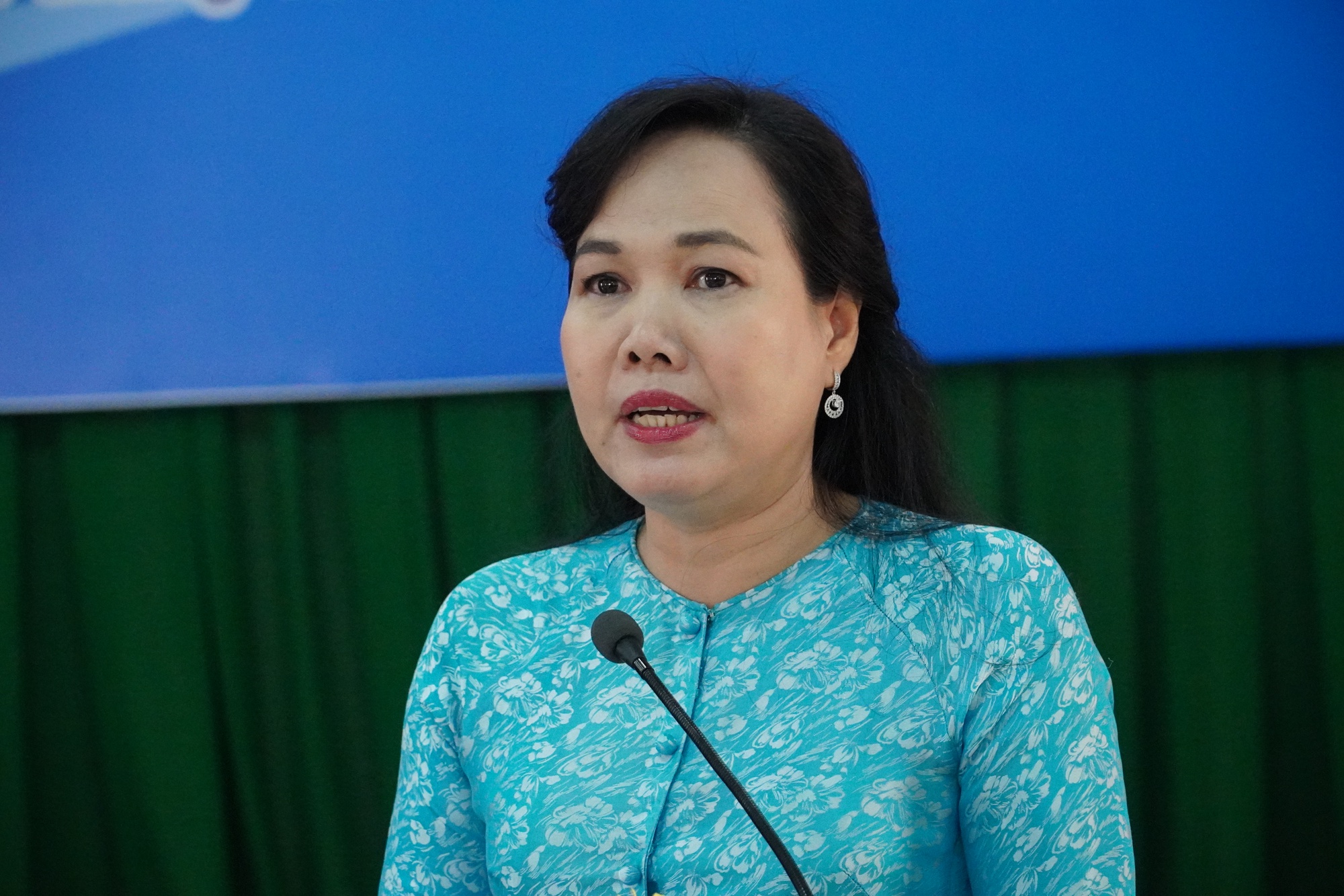 4.000 phụ nữ Cần Thơ mặc áo bà ba, áo dài đội nón lá, khoác khăn rằn diễu hành bên bờ sông Hậu - Ảnh 1.