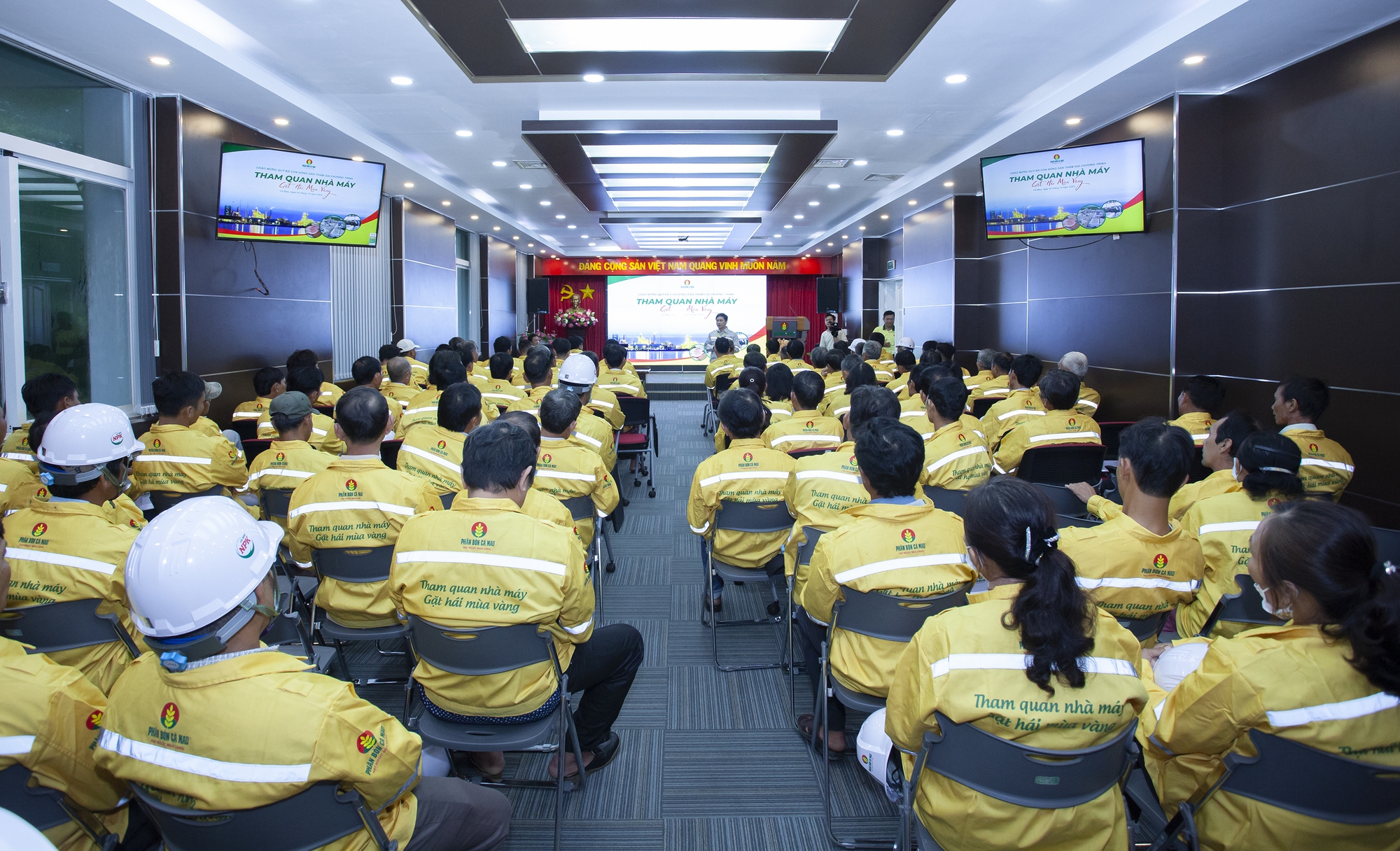 Phân bón Cà Mau đưa bà con tham quan nhà máy   - Ảnh 2.