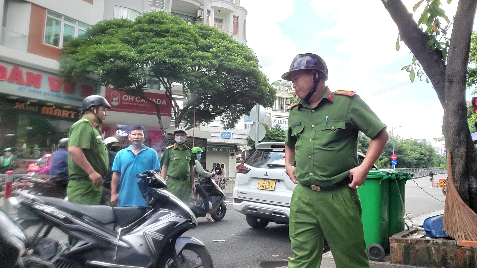 TP.HCM: Tài xế công nghệ bị khách đánh hội đồng mặt đầy máu, cầm dao tấn công lại khách - Ảnh 1.