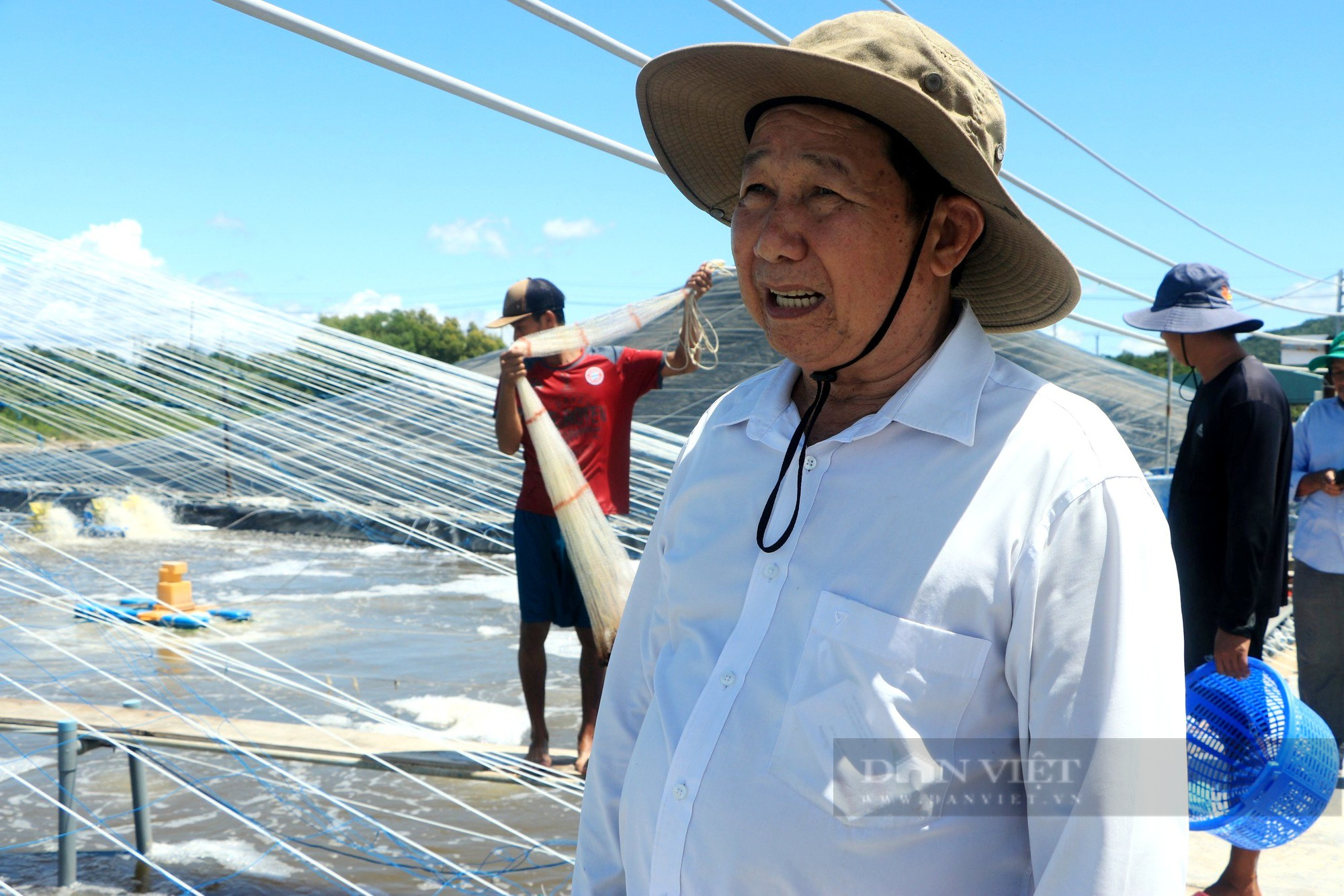 Giỏi giang trồng lúa, làm muối, nuôi cá, tôm lão nông ở BR - VT là Nông dân Việt Nam xuất sắc 2023 - Ảnh 1.