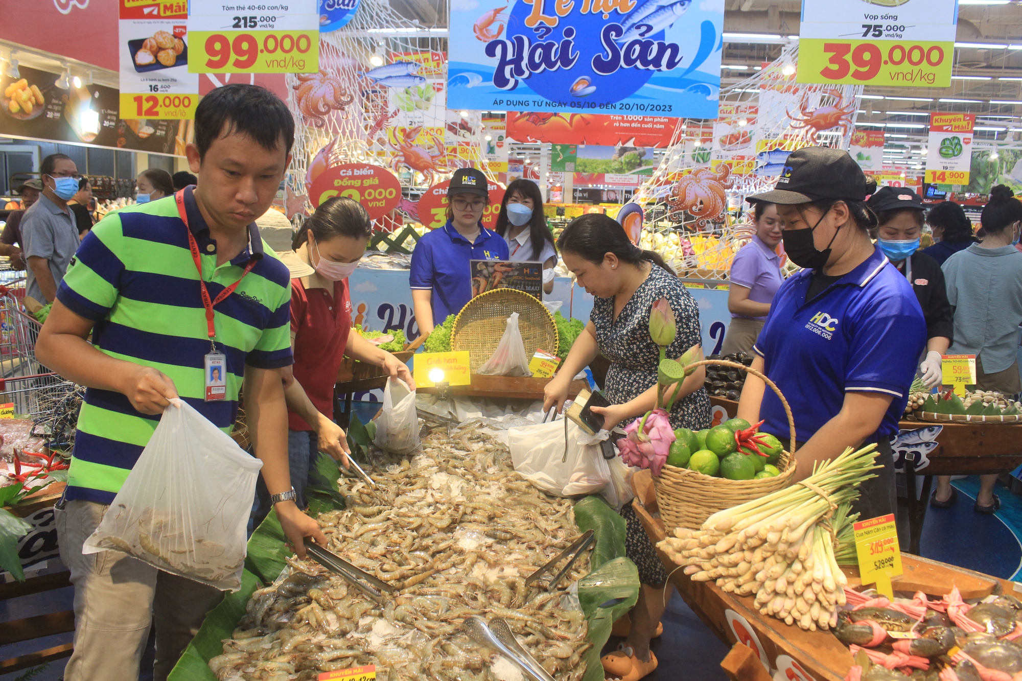 28% hộ gia đình đang khó khăn tài chính, người có thu nhập cao cũng đang lo thiếu tiền, mua sắm sẽ thay đổi - Ảnh 3.