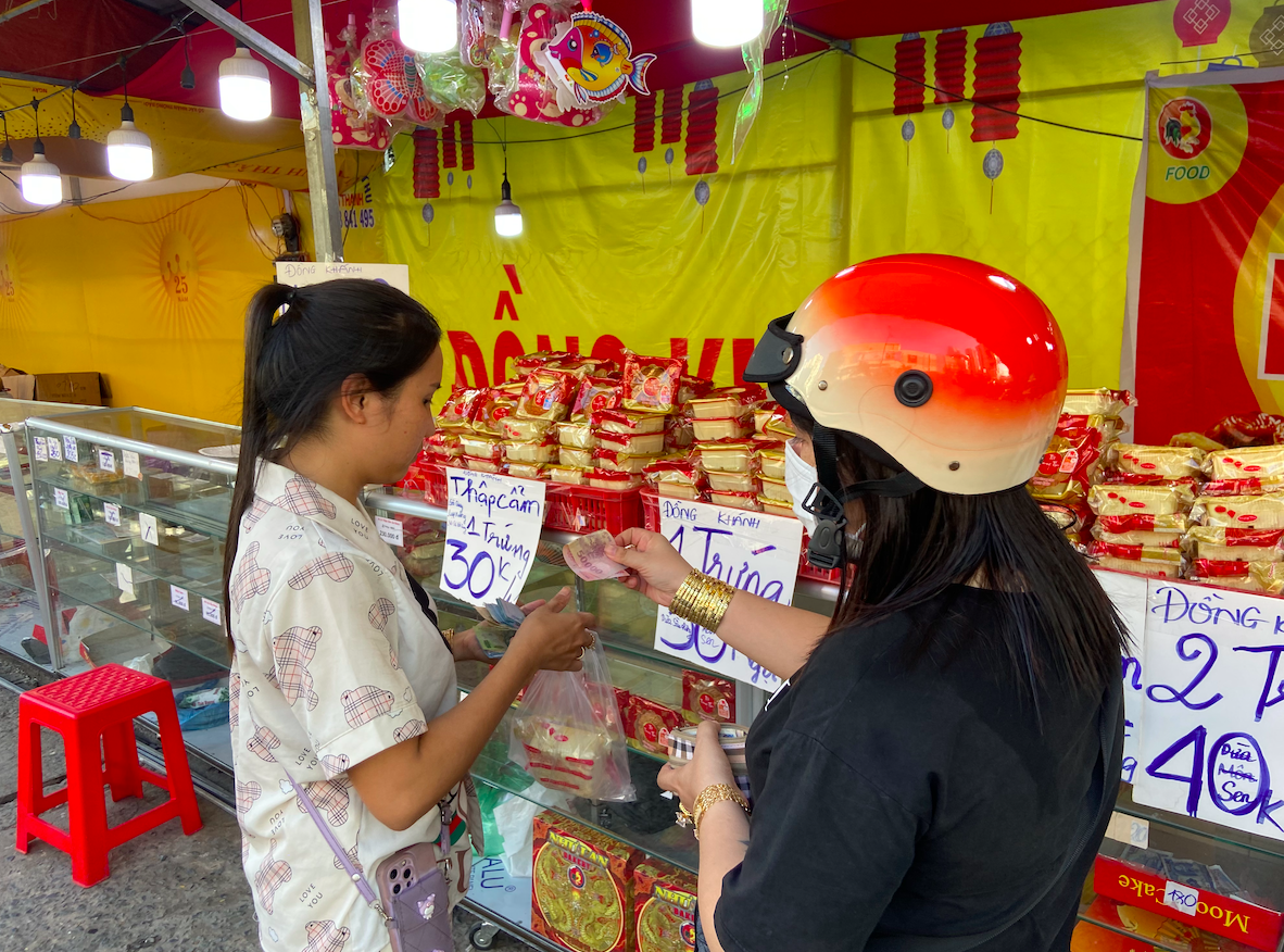 Bánh trung thu chỉ còn 20.000 đồng/cái, tiểu thương TP.HCM treo bảng &quot;điểm giải cứu&quot;, &quot;hẹn lại mùa sau&quot; - Ảnh 3.