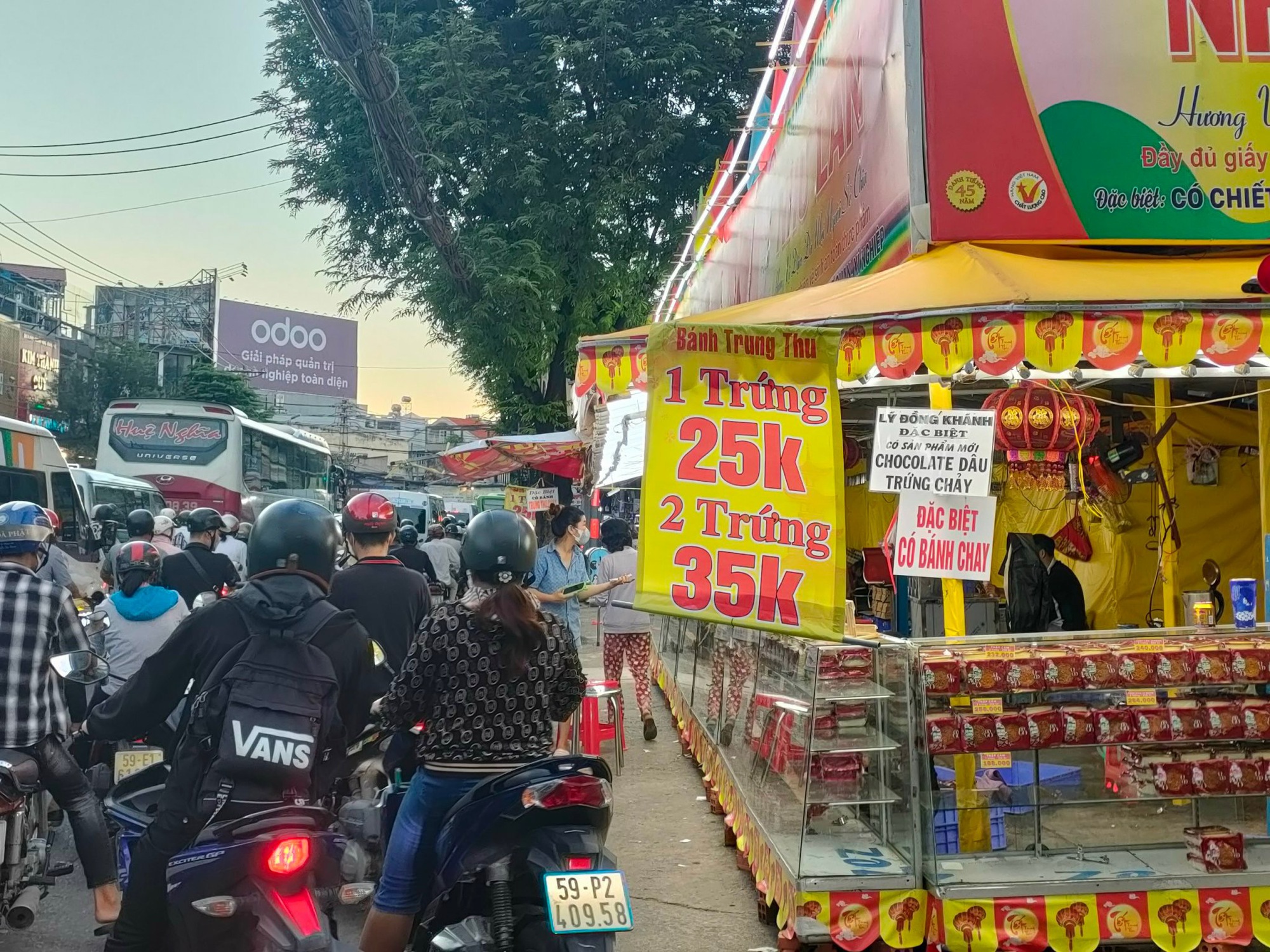 Bánh trung thu chỉ còn 20.000 đồng/cái, tiểu thương TP.HCM treo bảng &quot;điểm giải cứu&quot;, &quot;hẹn lại mùa sau&quot; - Ảnh 1.