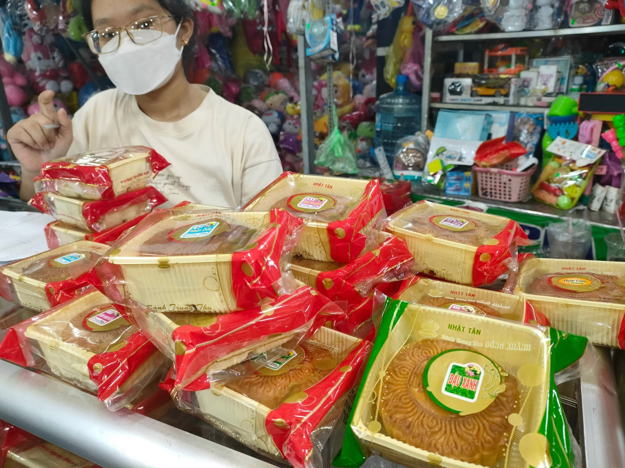 Bánh trung thu chỉ còn 20.000 đồng/cái, tiểu thương TP.HCM treo bảng &quot;điểm giải cứu&quot;, &quot;hẹn lại mùa sau&quot; - Ảnh 4.