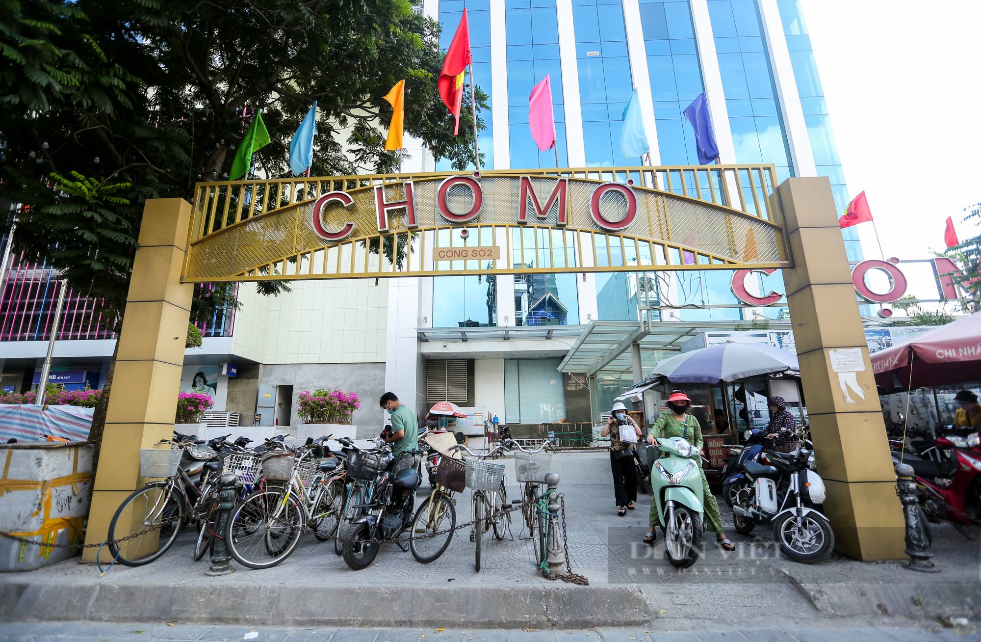 Khám phá khu chợ trăm tuổi của Hà Nội được &quot;đưa xuống lòng đất&quot; - Ảnh 1.
