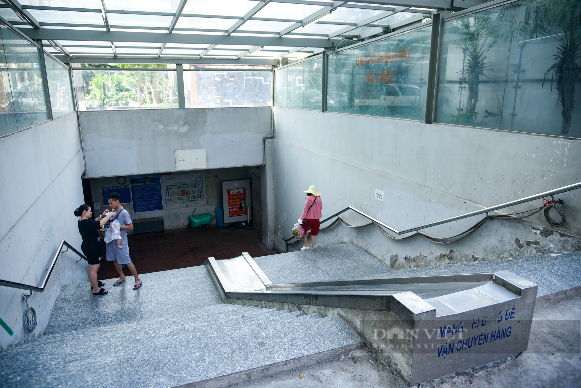 Khám phá khu chợ trăm tuổi của Hà Nội được &quot;đưa xuống lòng đất&quot; - Ảnh 2.