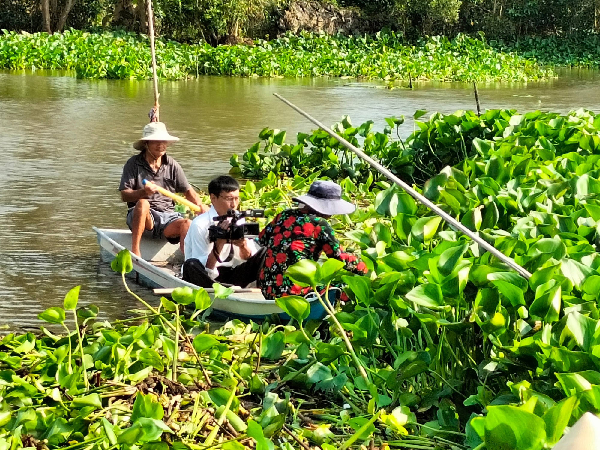 Gom thứ vạ vật, trôi nổi trên sông Cái Lớn làm ra đồ đẹp, phụ nữ một nơi ở Cà Mau có việc, có tiền - Ảnh 1.