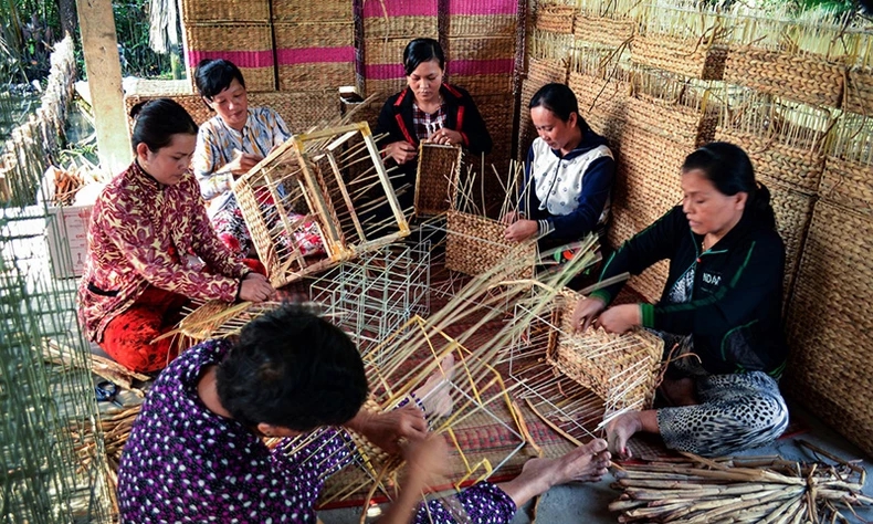 Gom thứ vạ vật, trôi nổi trên sông Cái Lớn làm ra đồ đẹp, phụ nữ một nơi ở Cà Mau có việc, có tiền - Ảnh 3.