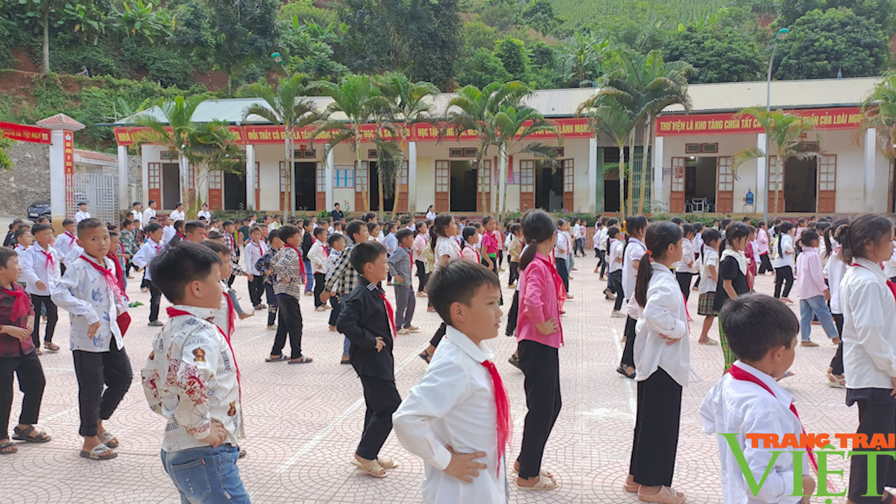 Chữ nở hoa biên giới - Ảnh 2. Chữ nở hoa biên giới - Ảnh 2.