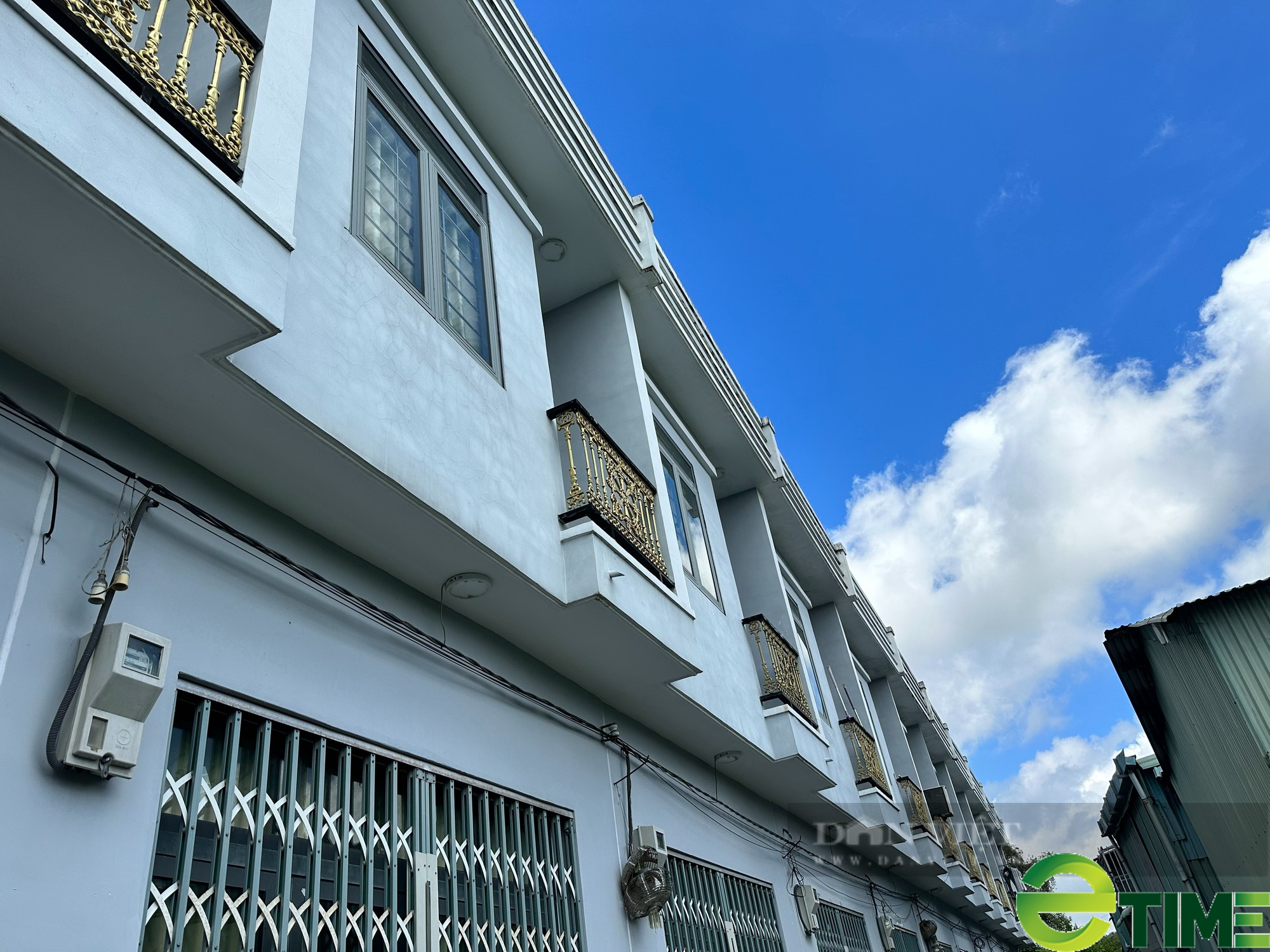 Ba dãy nhà liền kề với 40 căn hộ chưa được cấp phép, chủ đầu tư vẫn chuyển nhượng bán sạch cho khách hàng - Ảnh 1.