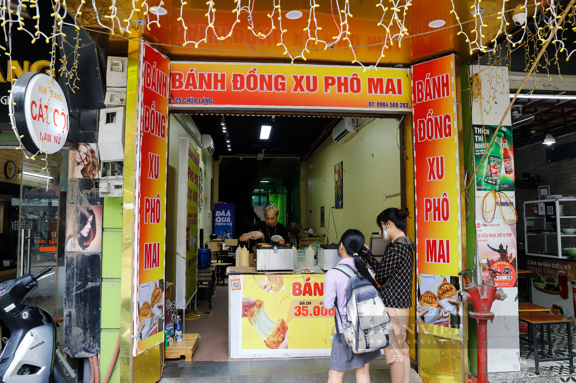 Bánh đồng xu phô mai ế ẩm không ngờ chỉ sau một tháng nhà nhà, người người rủ nhau xếp hàng chờ mua  - Ảnh 5.