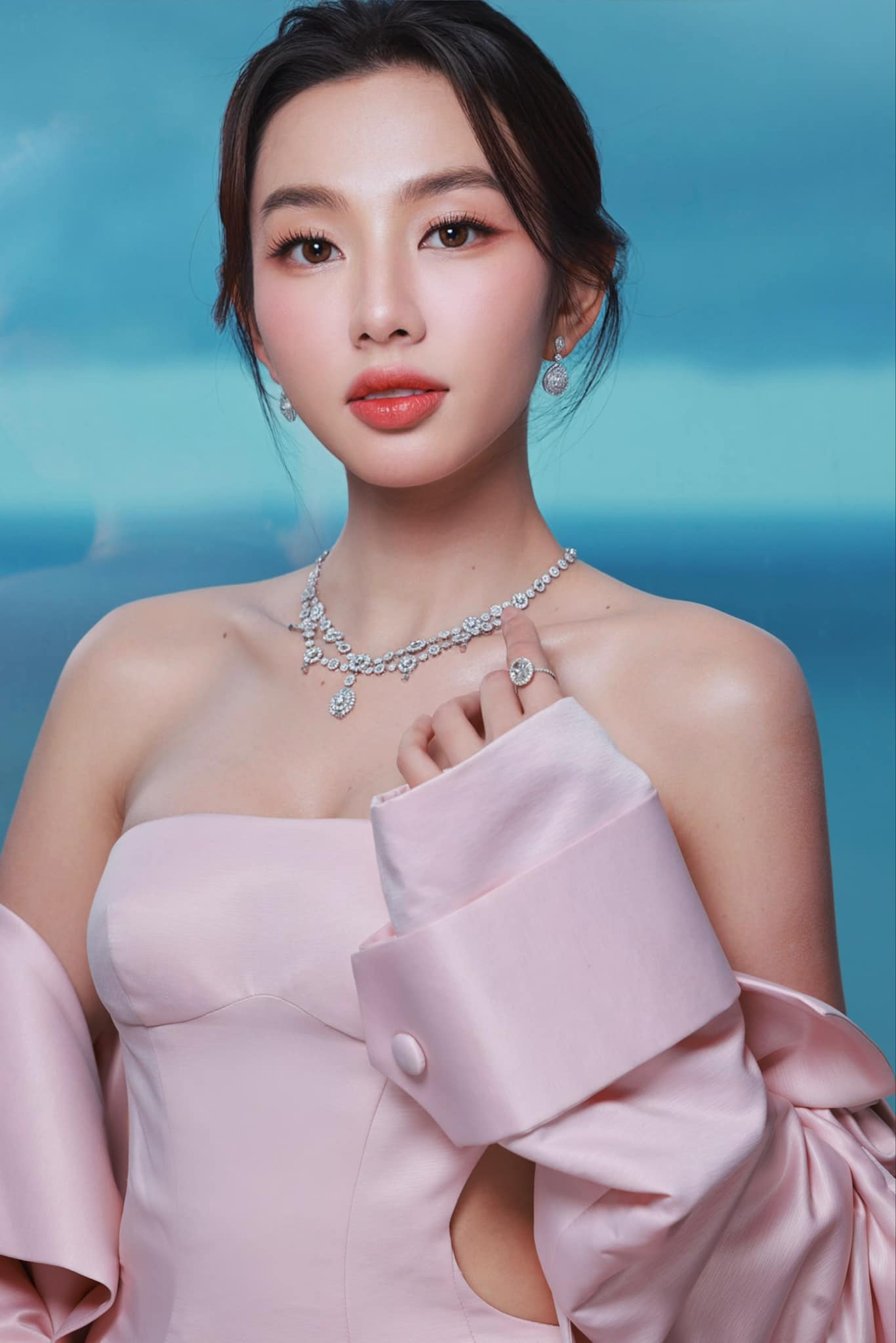 Hoa hậu Thùy Tiên xinh đẹp, quyến rũ khi &quot;đọ sắc&quot; với bạn diễn của Song Hye Kyo - Ảnh 1.