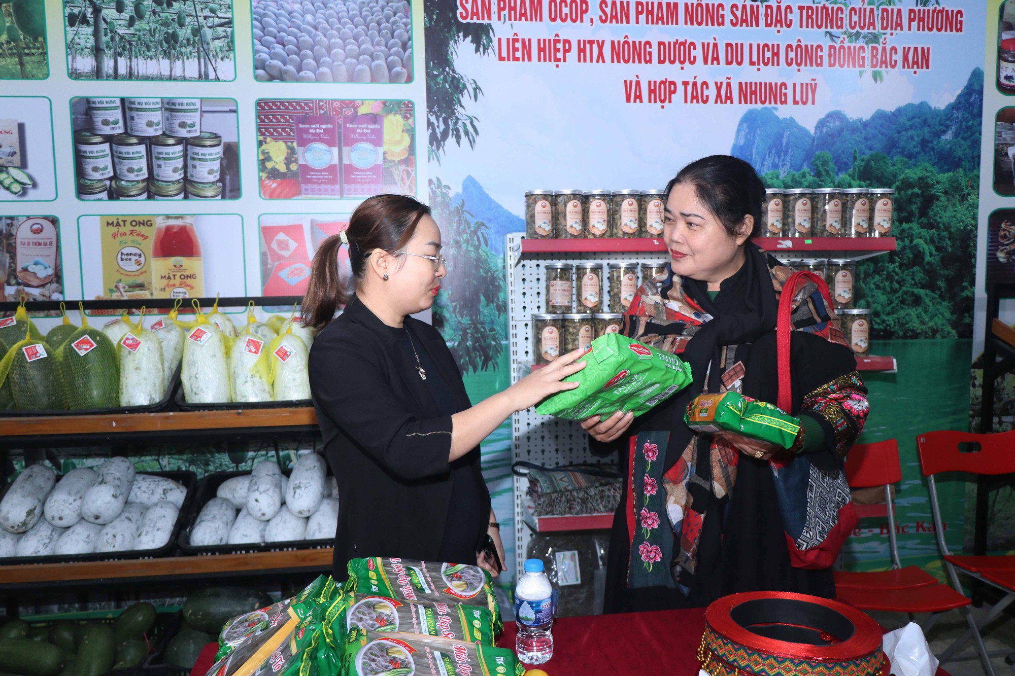 Chủ tịch HND tỉnh Bắc Kạn: Cần tăng cường chuyển giao khoa học kỹ thuật để nâng cao giá trị hàng hóa - Ảnh 10.