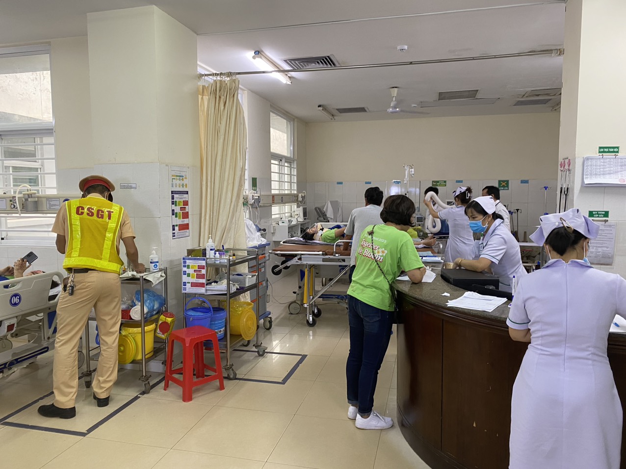 Tai nạn trên đường Hồ Chí Minh qua Đắk Lắk, hơn 10 người đang cấp cứu, 1 người đã tử vong  - Ảnh 2.