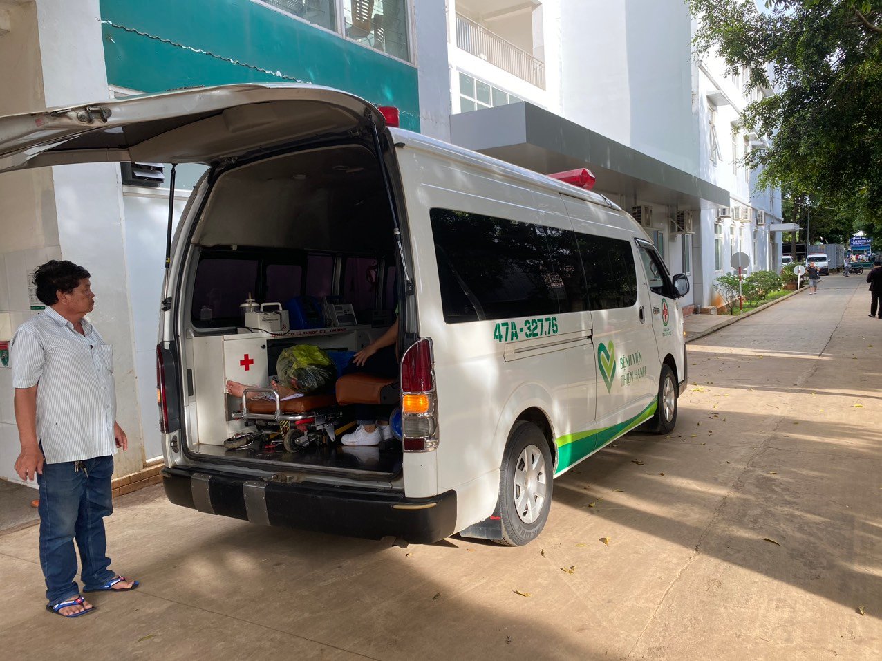 Tai nạn trên đường Hồ Chí Minh qua Đắk Lắk, hơn 10 người đang cấp cứu, 1 người đã tử vong  - Ảnh 1.