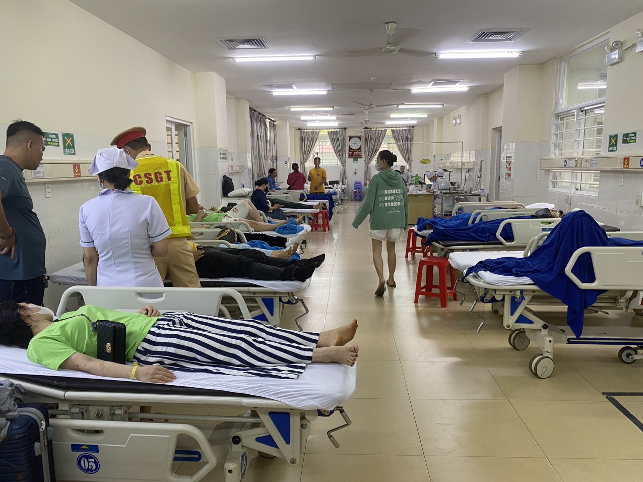 Tai nạn trên đường Hồ Chí Minh qua Đắk Lắk, hơn 10 người đang cấp cứu, 1 người đã tử vong  - Ảnh 4.