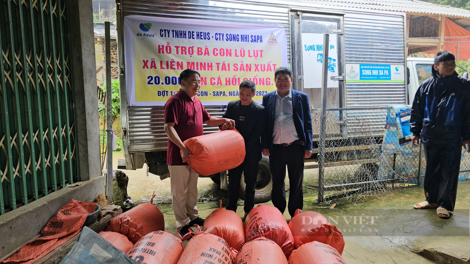 Hỗ trợ 10.000 con cá giống nước lạnh cho bà con vùng lũ ở Sa Pa - Ảnh 1.