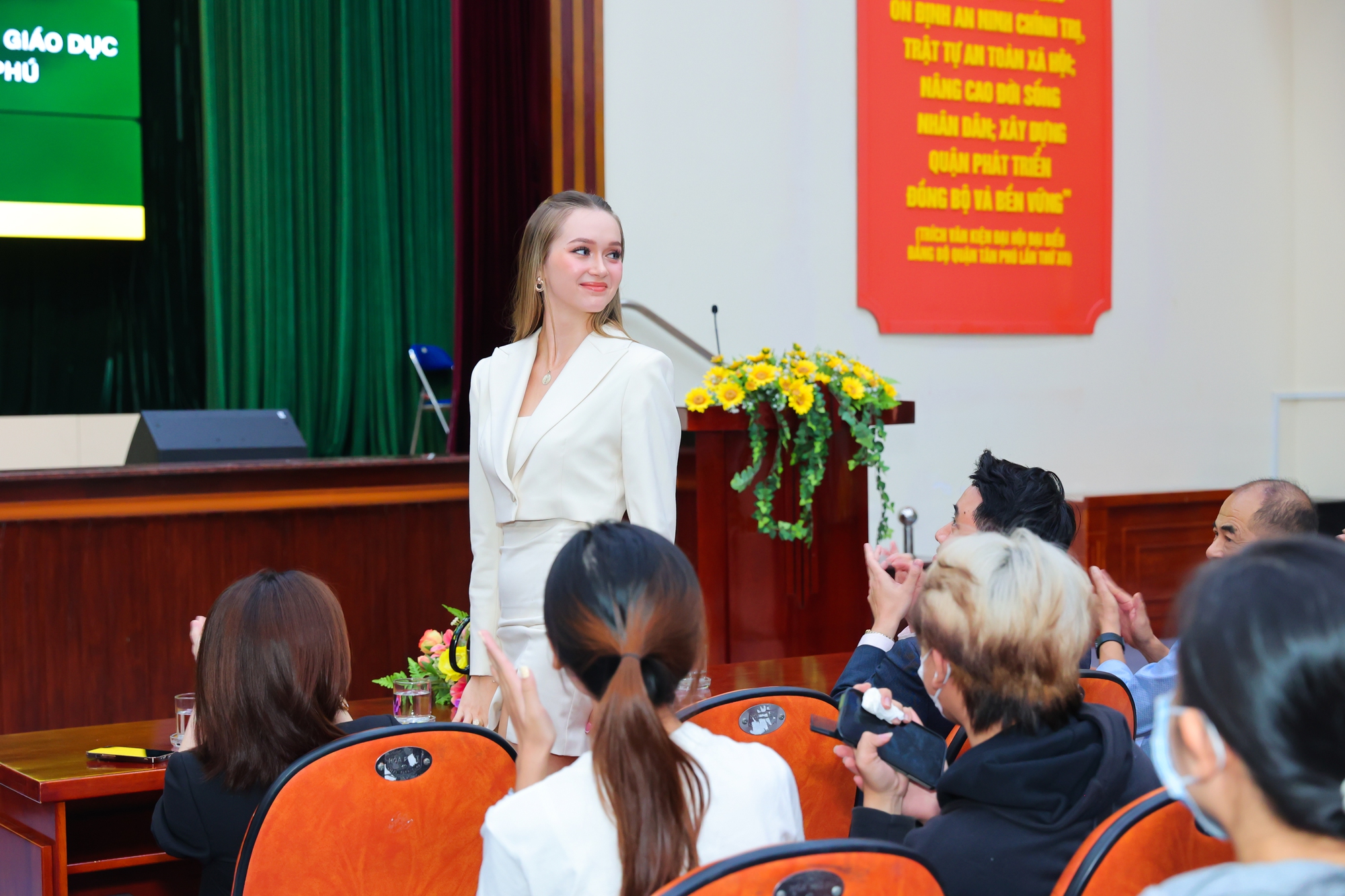 Miss Ba Lan 2022 đến TP.HCM làm thiện nguyện, mê mẩn món ăn đường phố Sài thành - Ảnh 1.