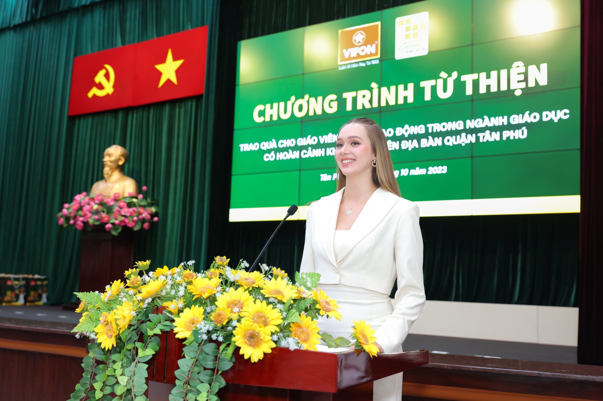 Miss Ba Lan 2022 đến TP.HCM làm thiện nguyện, mê mẩn món ăn đường phố Sài thành - Ảnh 7.