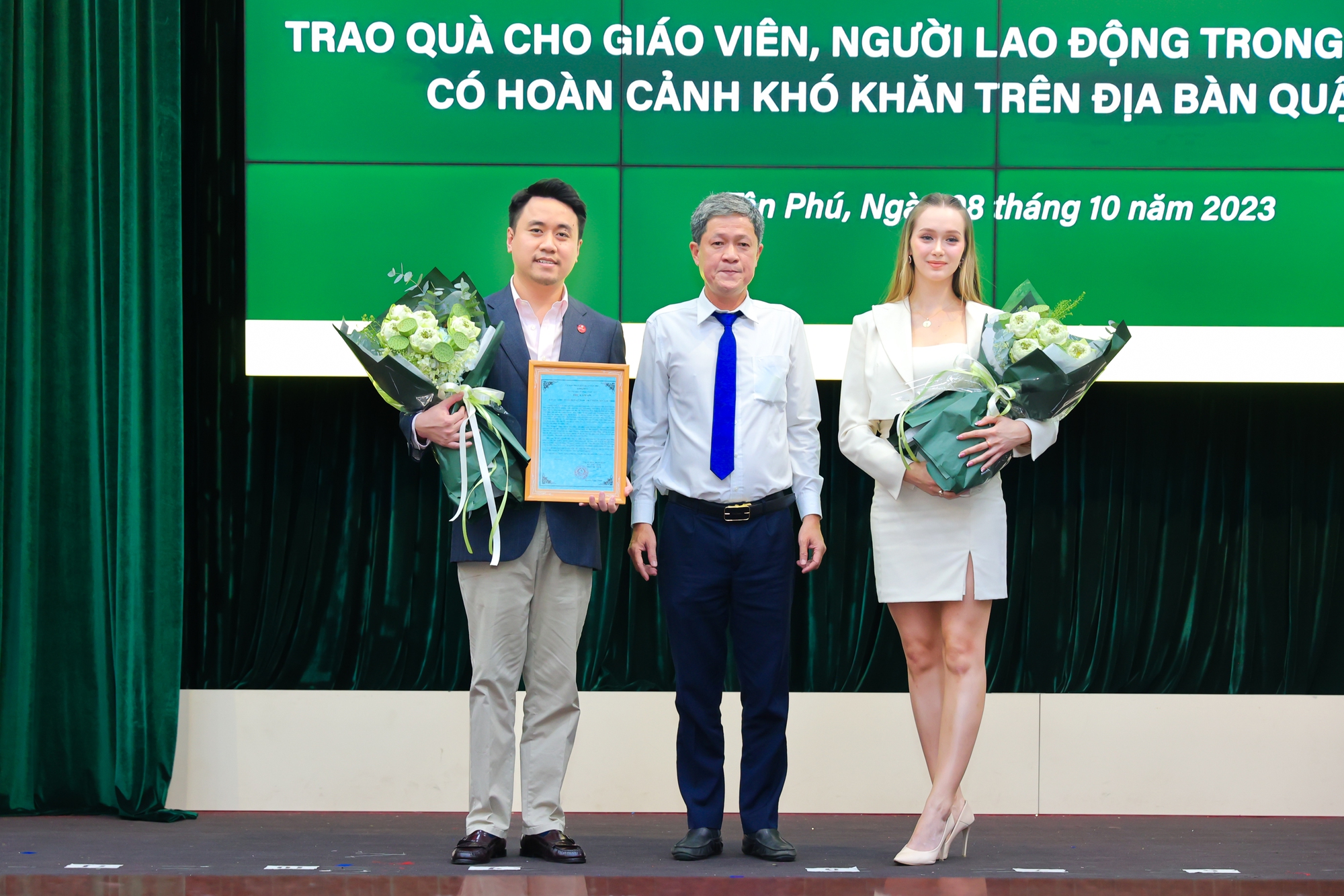 Miss Ba Lan 2022 đến TP.HCM làm thiện nguyện, mê mẩn món ăn đường phố Sài thành - Ảnh 3.