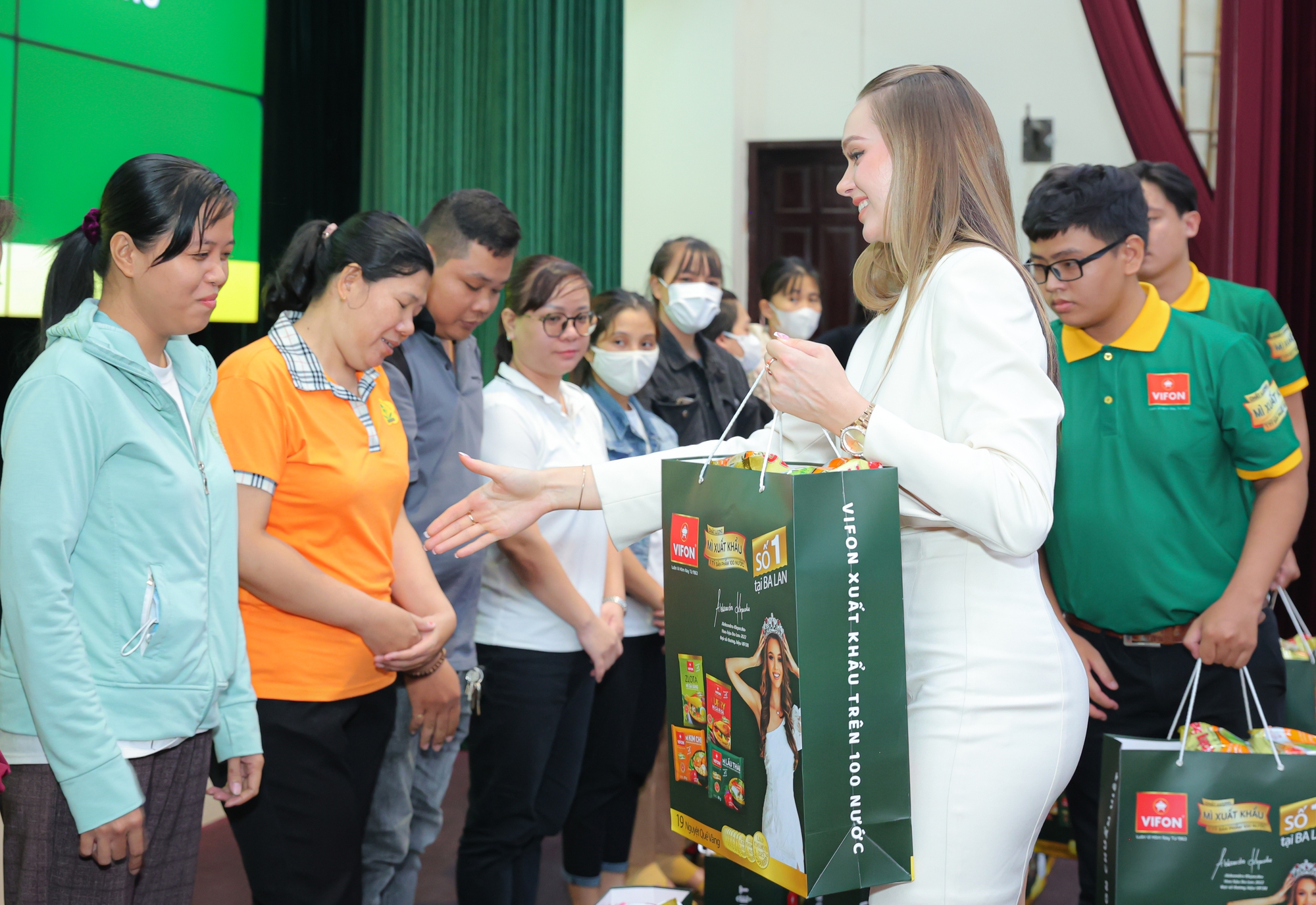 Miss Ba Lan 2022 đến TP.HCM làm thiện nguyện, mê mẩn món ăn đường phố Sài thành - Ảnh 5.