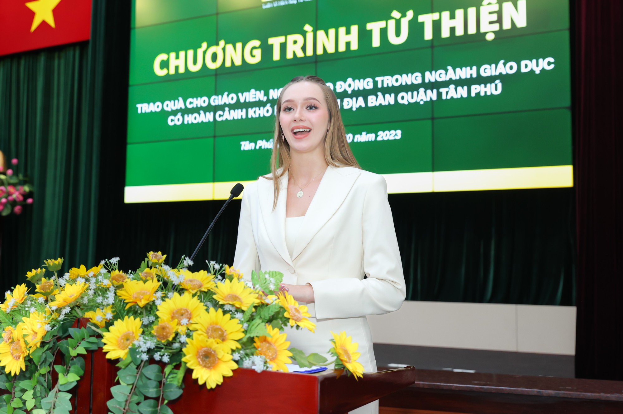 Miss Ba Lan 2022 đến TP.HCM làm thiện nguyện, mê mẩn món ăn đường phố Sài thành - Ảnh 6.
