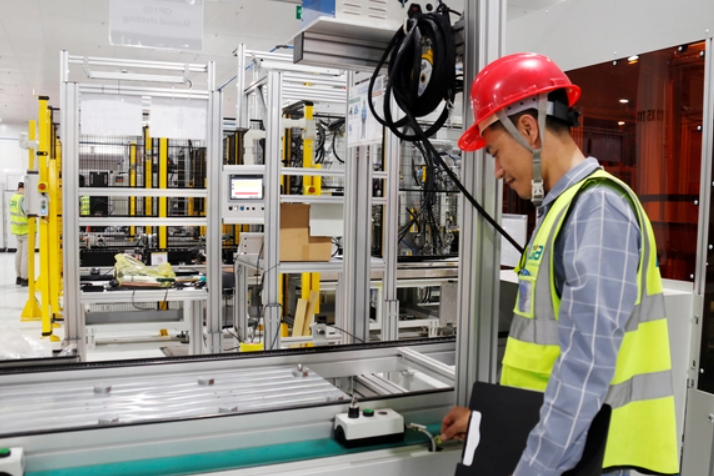 Ông Phạm Nhật Vượng bắt tay với công ty Úc để đẩy mạnh sản xuất pin - Ảnh 1.