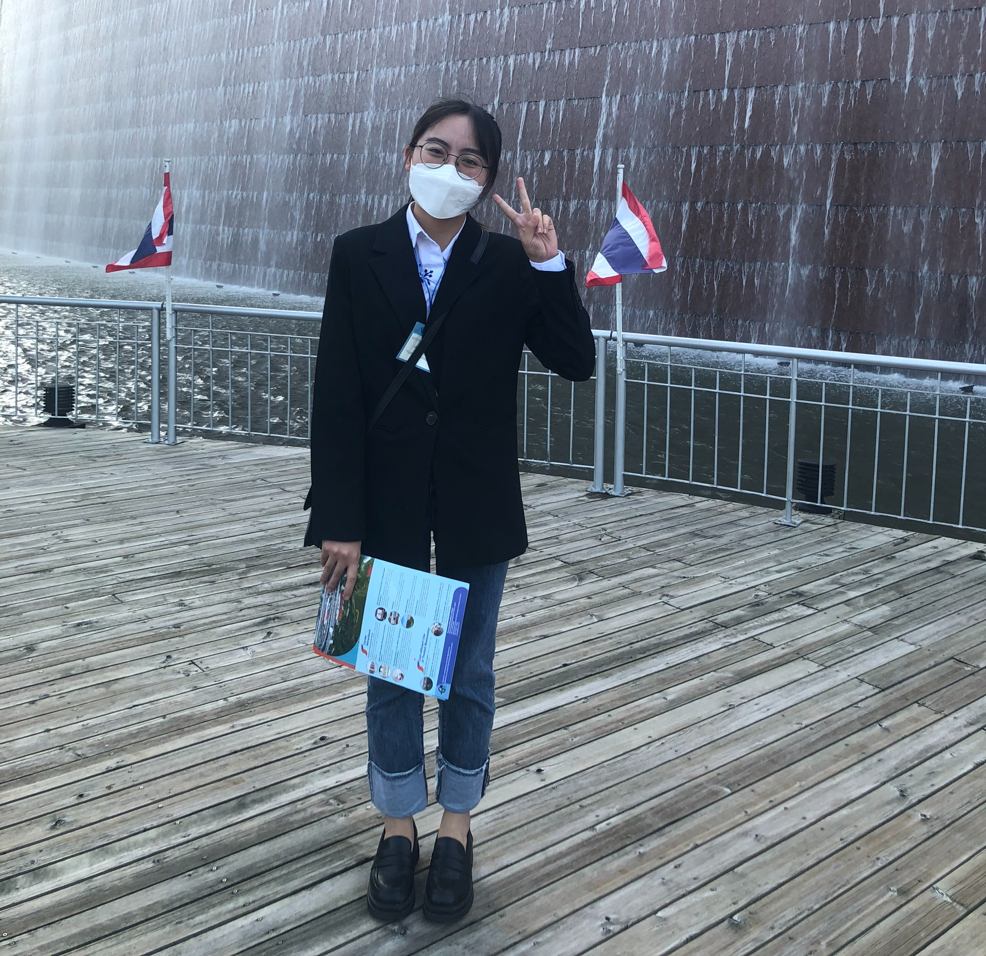 Nữ sinh sinh ra từ vựa lúa, sáng tạo loạt sản phẩm: Khẩu trang thông minh từ rơm rạ, màng nhựa chống UV - Ảnh 2.