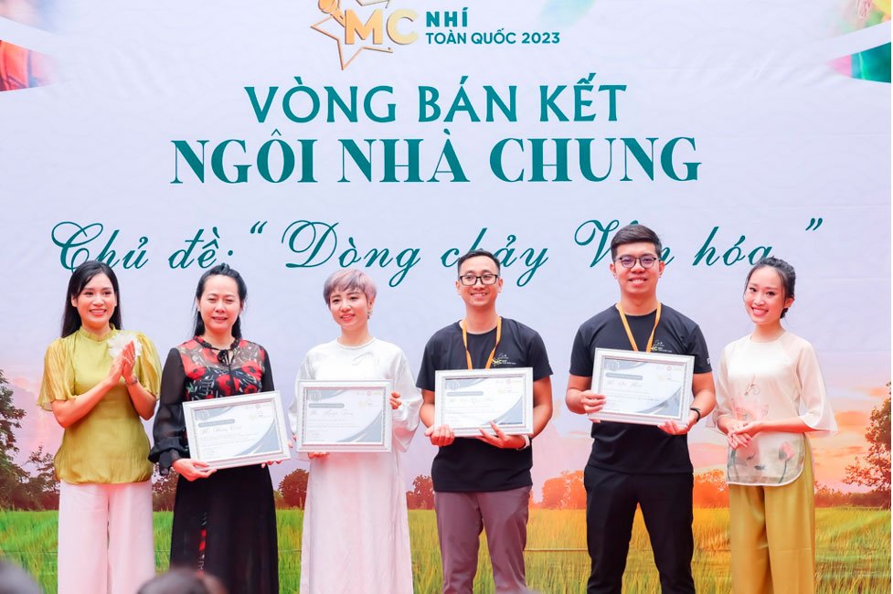 MC nhí vã mồ hôi nhóm lửa bằng củi tre, nấu cơm nồi đất... trước ngày đăng quang - Ảnh 1.