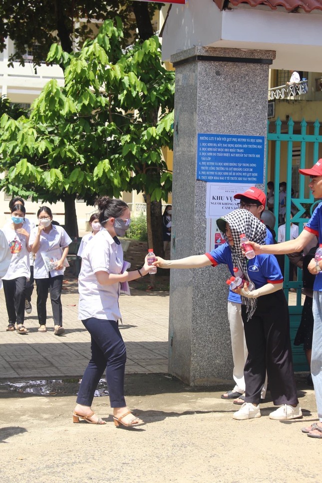 Nữ sinh Tây Nguyên nỗ lực thoát nghèo thắp sáng ước mơ con chữ cho trẻ em buôn làng - Ảnh 3.