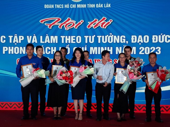Nữ sinh Tây Nguyên nỗ lực thoát nghèo thắp sáng ước mơ con chữ cho trẻ em buôn làng - Ảnh 6.