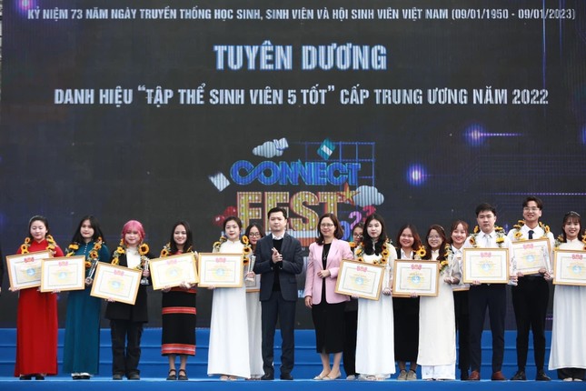 Nữ sinh Tây Nguyên nỗ lực thoát nghèo thắp sáng ước mơ con chữ cho trẻ em buôn làng - Ảnh 2.