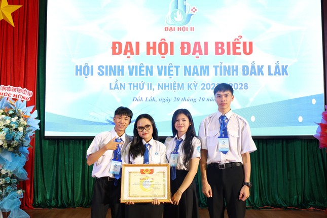 Nữ sinh Tây Nguyên nỗ lực thoát nghèo thắp sáng ước mơ con chữ cho trẻ em buôn làng - Ảnh 1.