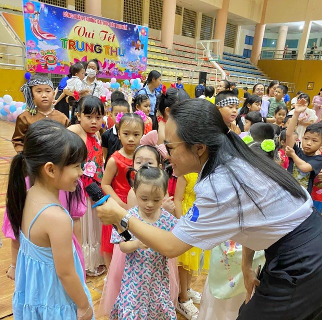 Nữ sinh Tây Nguyên nỗ lực thoát nghèo thắp sáng ước mơ con chữ cho trẻ em buôn làng - Ảnh 7.
