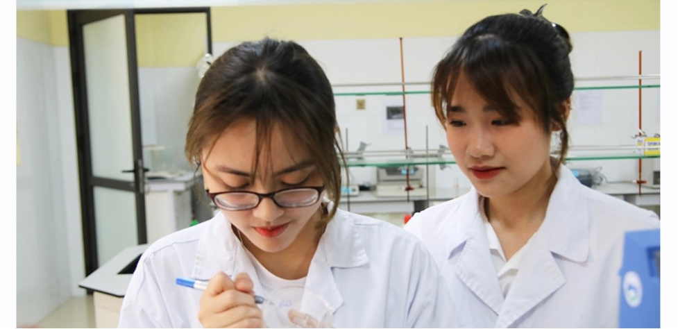 Nữ sinh sinh ra từ vựa lúa, sáng tạo loạt sản phẩm: Khẩu trang thông minh từ rơm rạ, màng nhựa chống UV - Ảnh 1.