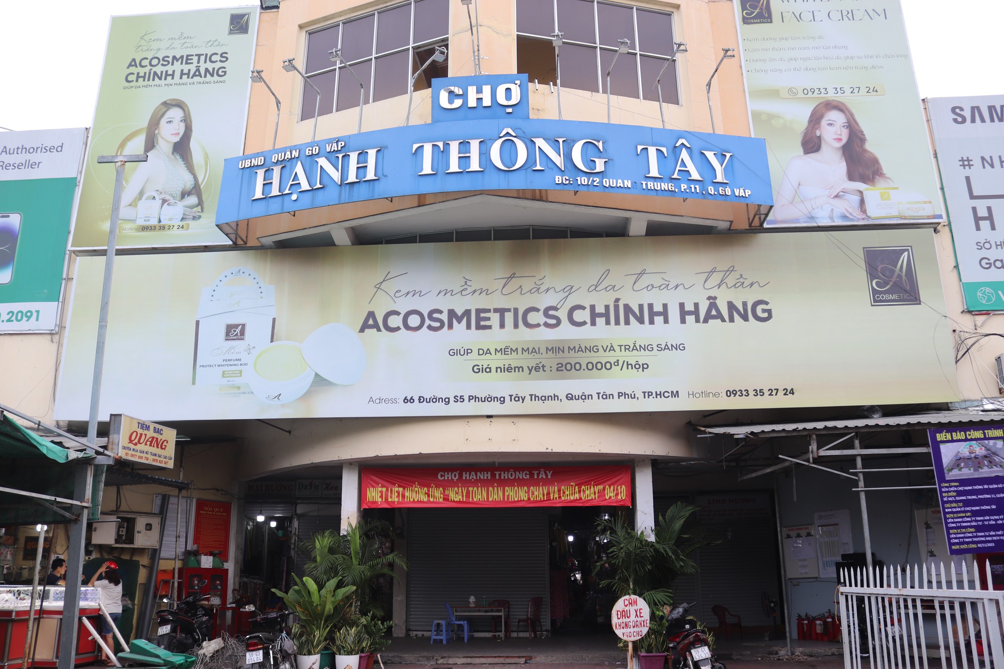 Từng một thời chen chân không lọt, chợ Hạnh Thông Tây nay giảm 80% khách mua, tiểu thương lướt điện thoại cả ngày - Ảnh 1.