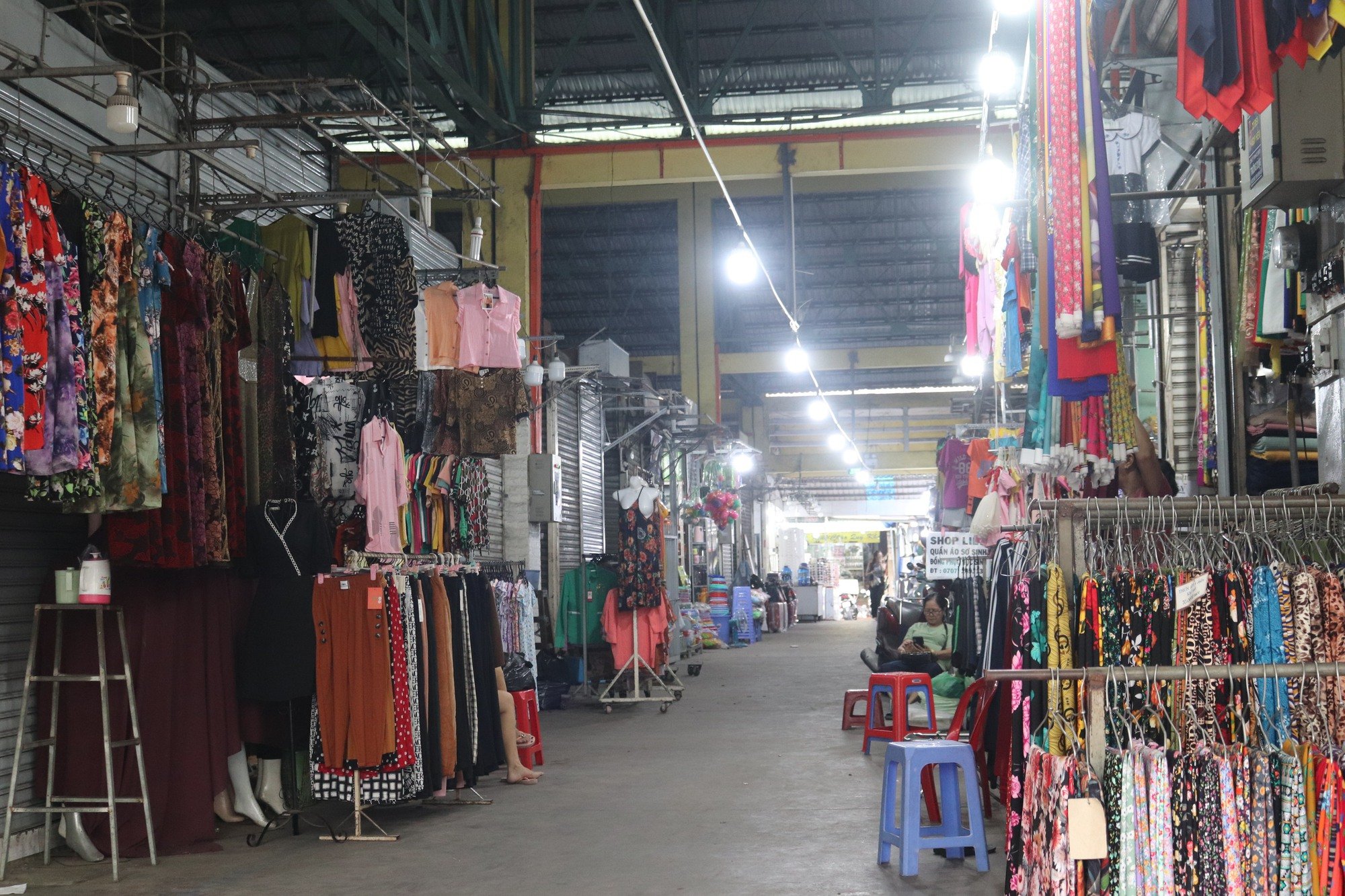 Từng một thời chen chân không lọt, chợ Hạnh Thông Tây nay giảm 80% khách mua, tiểu thương lướt điện thoại cả ngày - Ảnh 2.