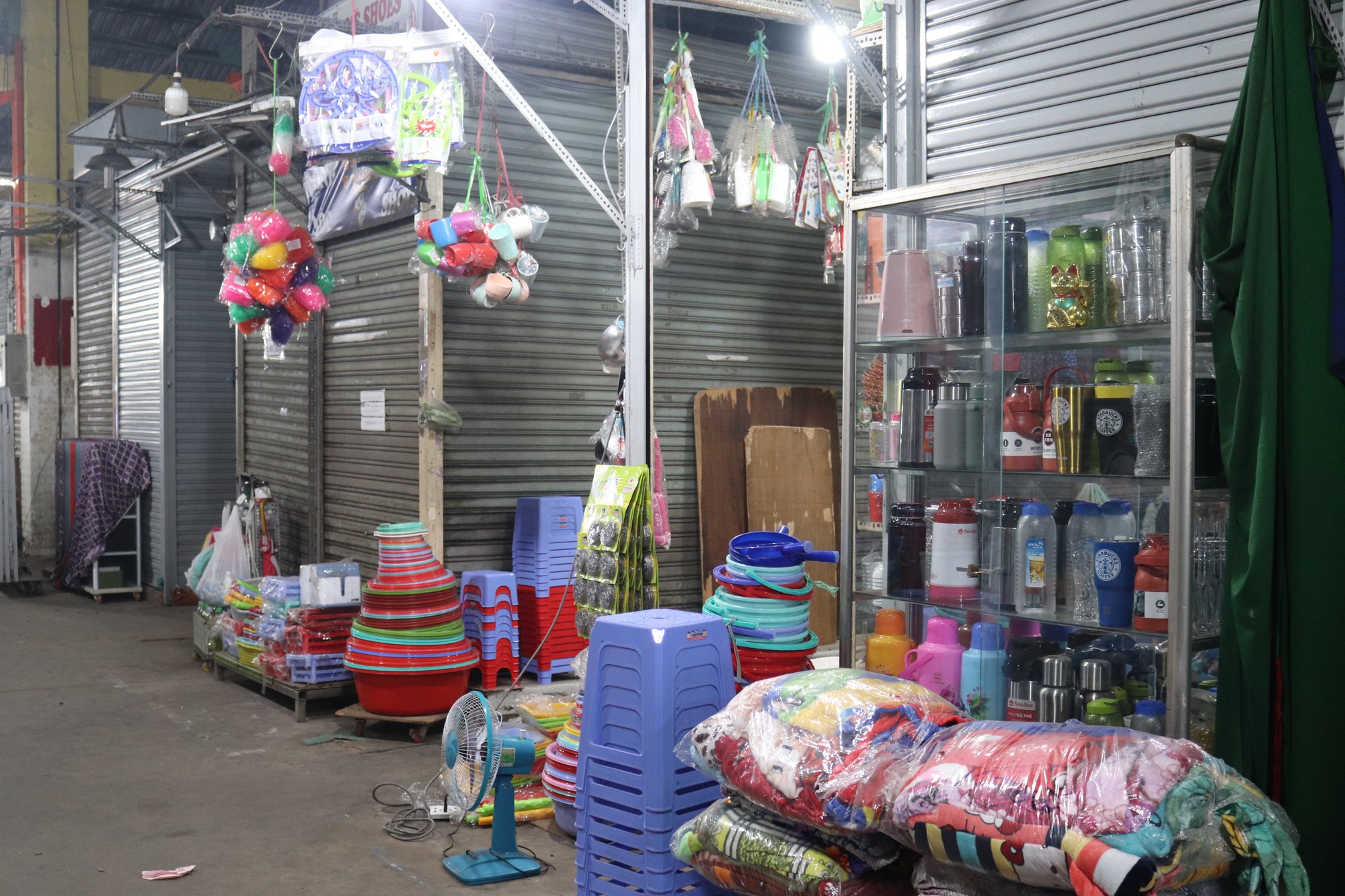 Từng một thời chen chân không lọt, chợ Hạnh Thông Tây nay giảm 80% khách mua, tiểu thương lướt điện thoại cả ngày - Ảnh 4.