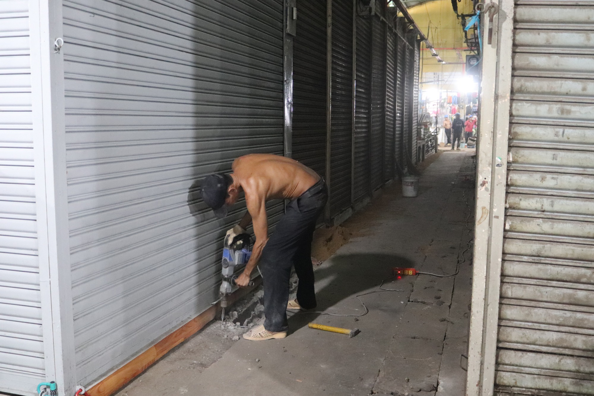 Từng một thời chen chân không lọt, chợ Hạnh Thông Tây nay giảm 80% khách mua, tiểu thương lướt điện thoại cả ngày - Ảnh 7.