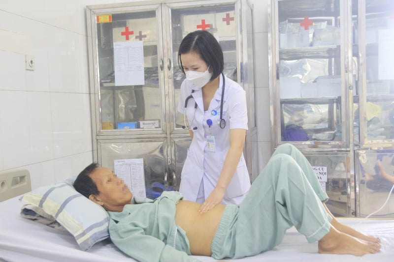 Thiếu máu nghiêm trọng, tá hỏa thấy nhiều &quot;vật lạ&quot; ngoe nguẩy trọng ruột - Ảnh 1.