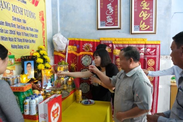 Phó Chủ tịch Trung ương Hội NDVN Đinh Khắc Đính thăm hỏi, động viên gia đình ngư dân ở Quảng Nam- Ảnh 2.