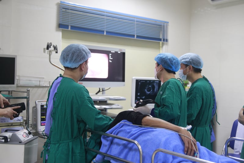 Thiếu máu nghiêm trọng, tá hỏa thấy nhiều &quot;vật lạ&quot; ngoe nguẩy trọng ruột - Ảnh 3.