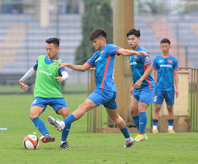 Vì sao HLV Troussier gọi đến 13 cầu thủ U23 lên ĐT Việt Nam? - Ảnh 1.