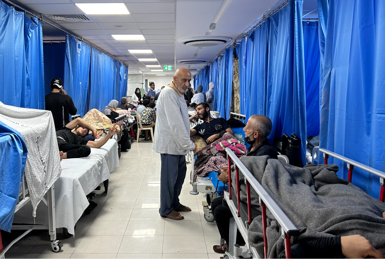 Israel bắn phá liên tục, bệnh viện ở Gaza phải hô hấp nhân tạo bằng tay cho hàng chục trẻ em - Ảnh 1.