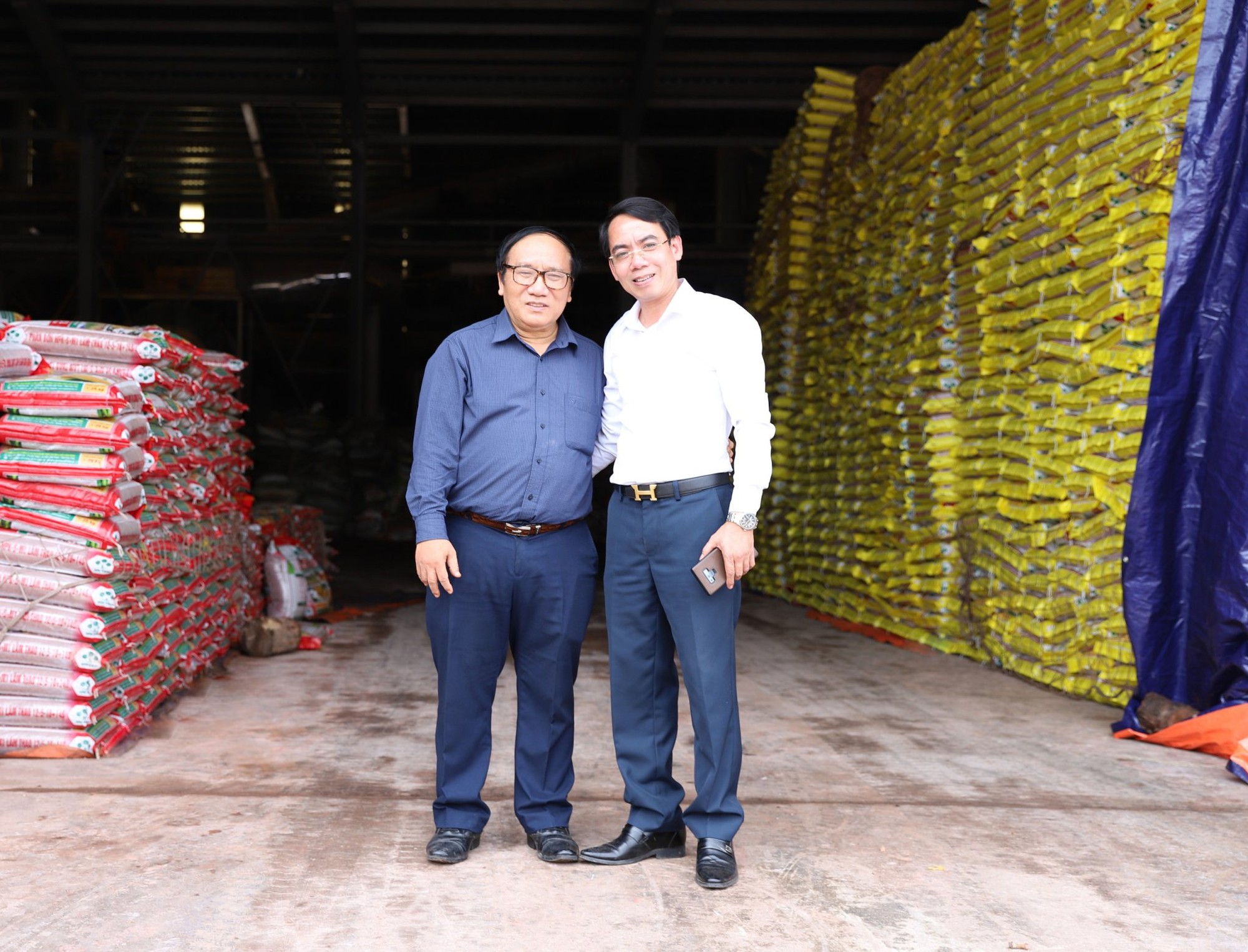 Nhà thơ &quot;thần đồng&quot; Trần Đăng Khoa thăm nhà máy phân bón rộng 75ha của Supe Lâm Thao - Ảnh 1.