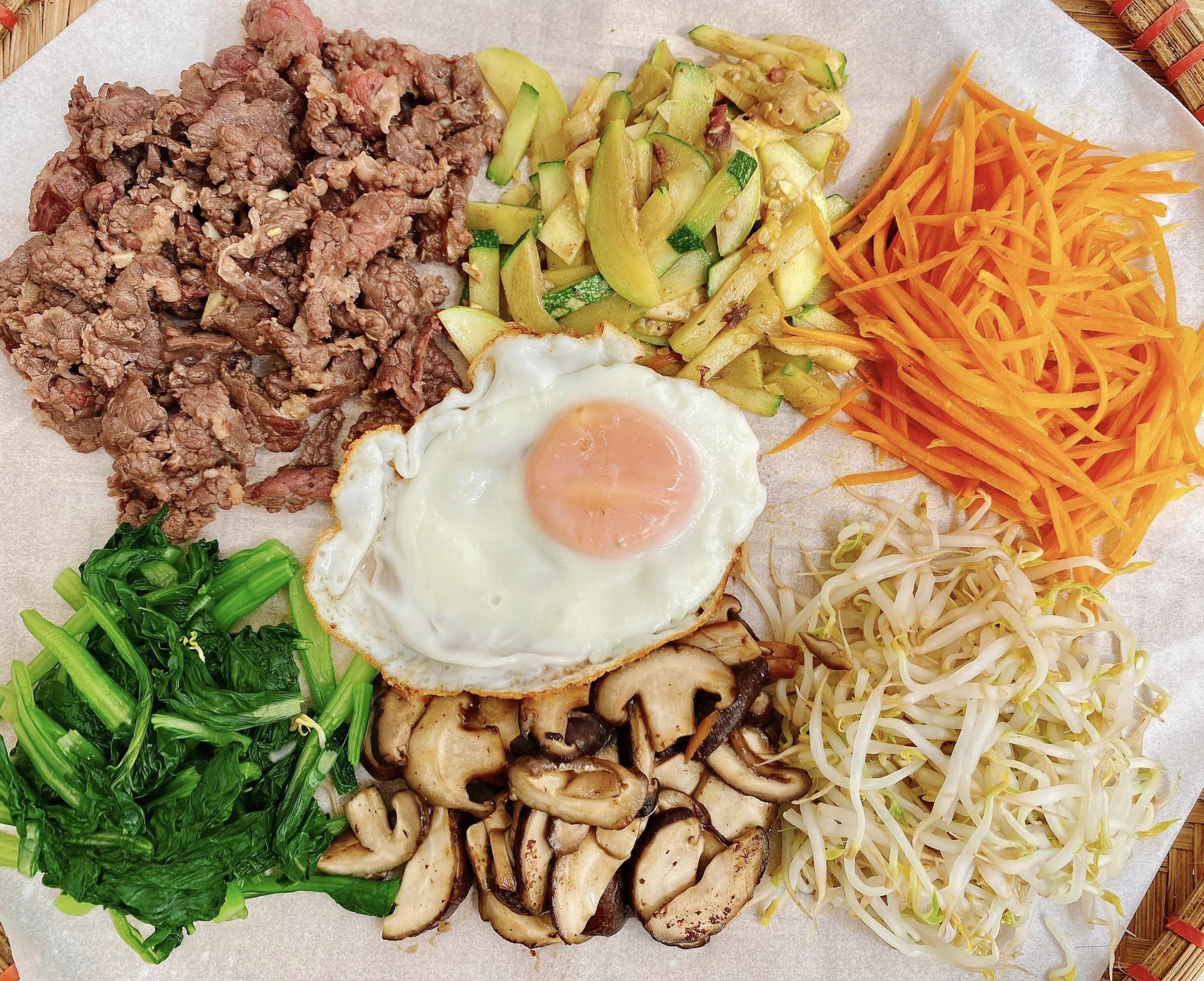 Để làm món cơm trộn Hàn Quốc thơm ngon chuẩn vị, không thể thiếu công thức nước sốt &quot;thần thánh&quot; này - Ảnh 2.