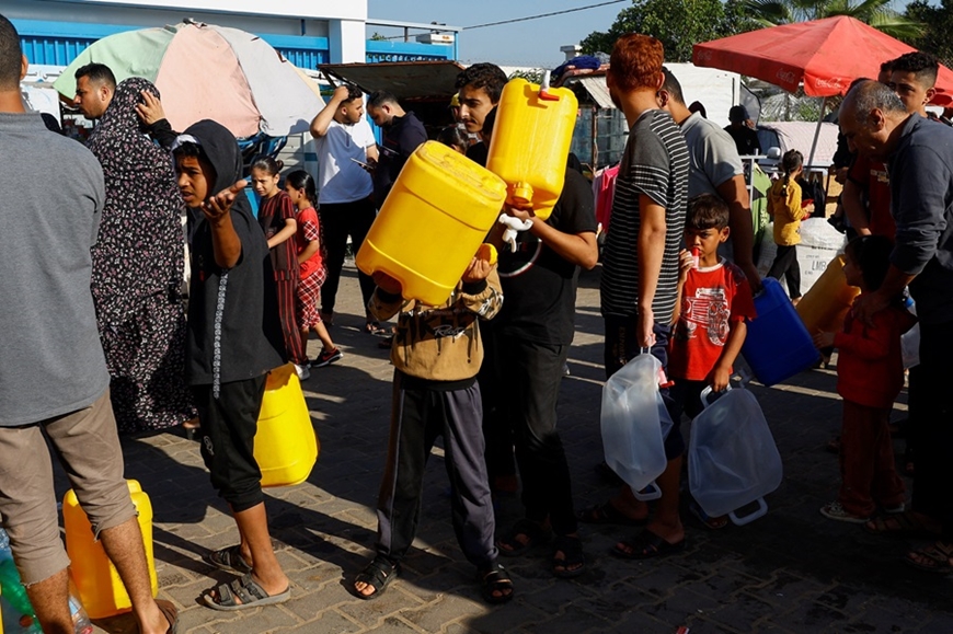 Cận cảnh cuộc sống đói khát, tuyệt vọng của người dân Dải Gaza tại nơi trú ẩn - Ảnh 6.